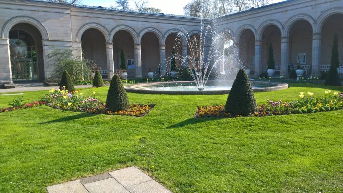Kurpark in Bad Kissingen mit seinen historischen Gebäuden.